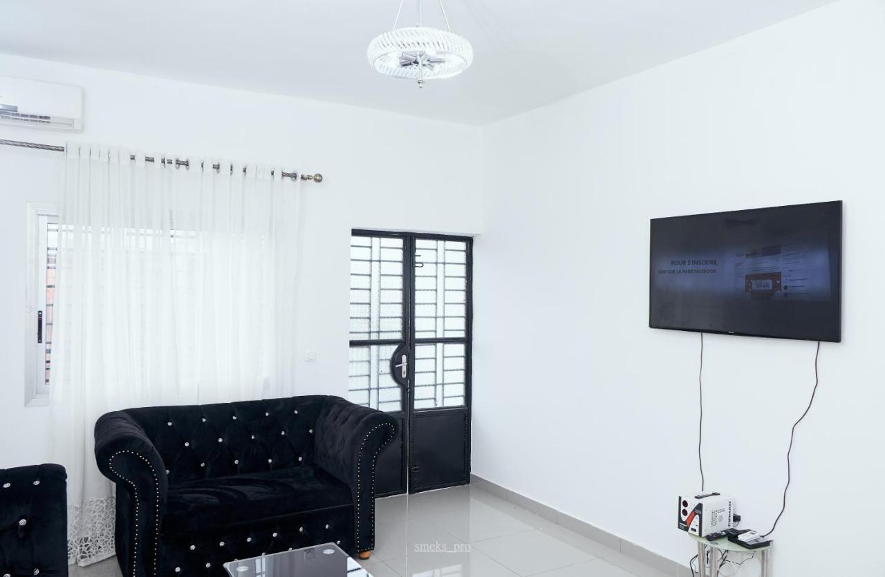 L'Immeuble Queen M.N.M Douala Exteriör bild