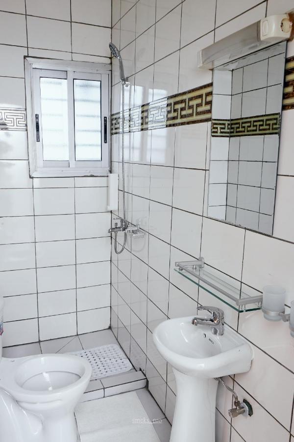 L'Immeuble Queen M.N.M Douala Exteriör bild