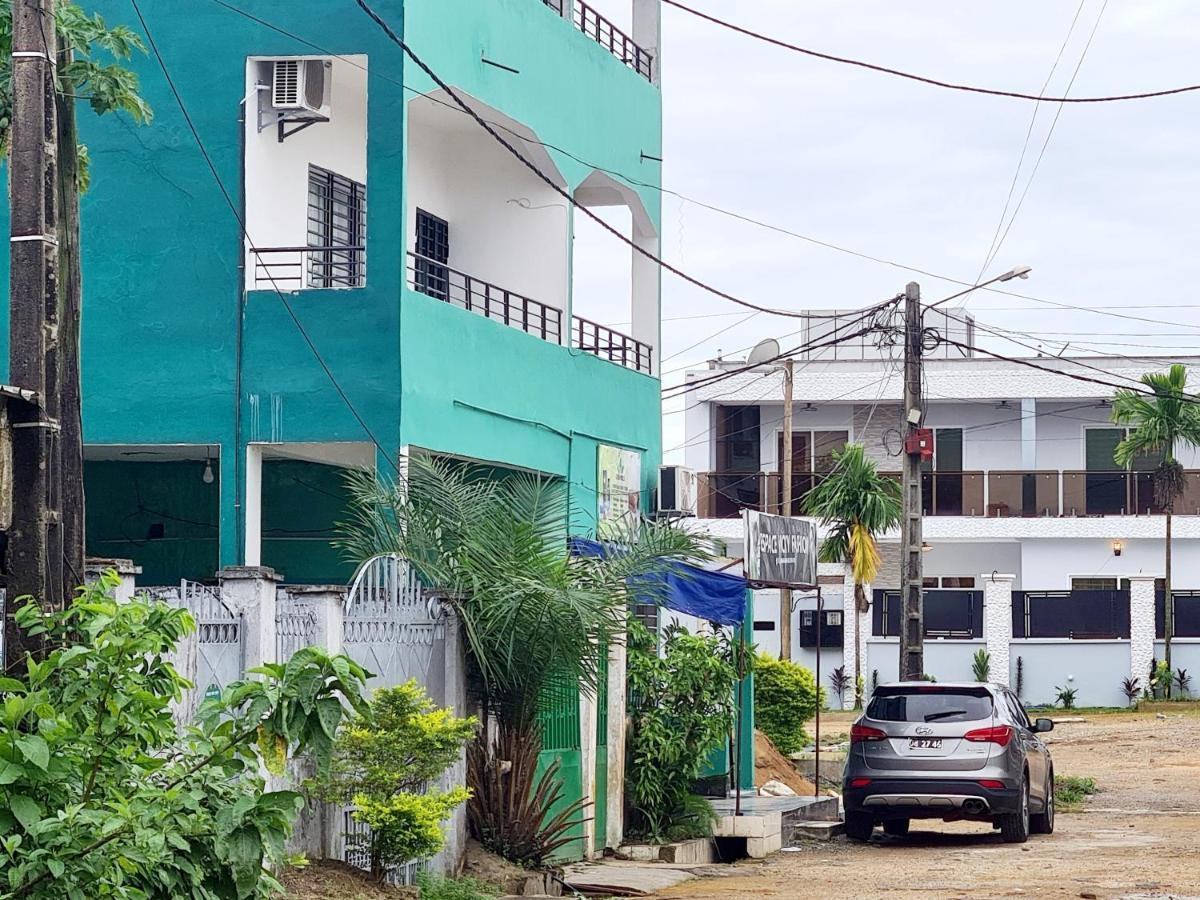 L'Immeuble Queen M.N.M Douala Exteriör bild
